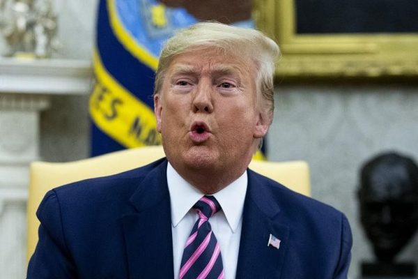 Trump me-retweet, lalu menghapus, sebuah posting yang menyebutkan dugaan whistle-blower