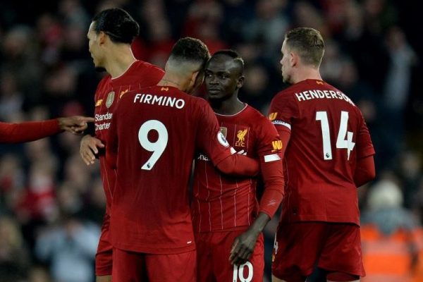 Sepak Bola: Gol kontroversial Mane membuat Liverpool melewati Wolves