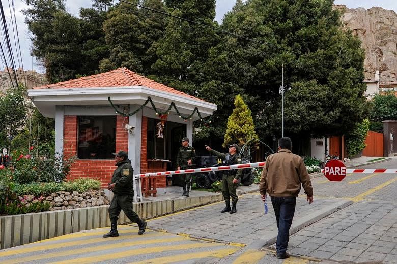 Bolivia mengklaim Spanyol ‘mencoba mengekstrak’ pembantu buronan dari kedutaan Meksiko