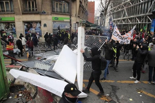 Perkelahian pecah di Paris saat pengunjuk rasa reformasi pensiun dan pawai ‘rompi kuning’