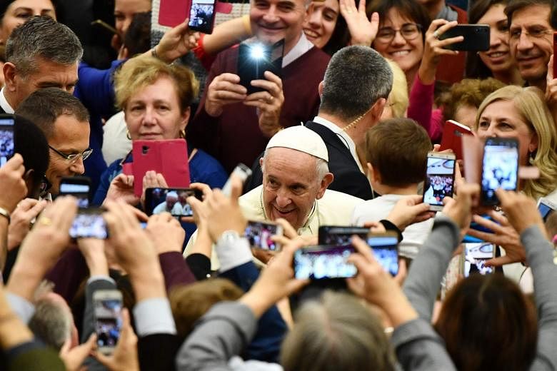 Singkirkan telepon pada waktu makan dan berbicara satu sama lain, kata Paus Fransiskus