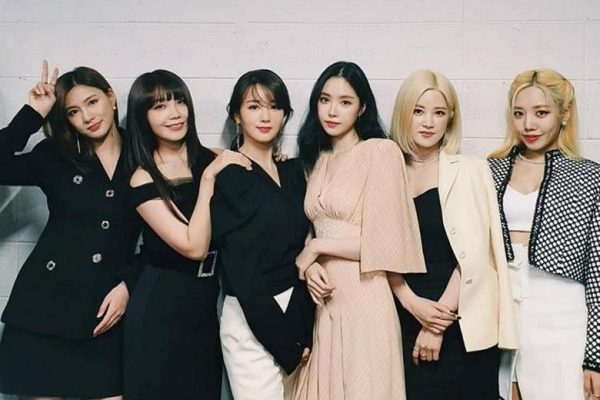 Gempar saat musik girl grup Korea Apink terputus selama pertunjukan