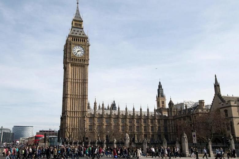 Big Ben yang baru diangkat wajahnya akan berdering di Tahun Baru London