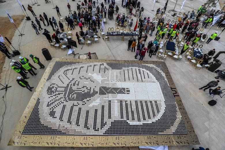 Mesir menetapkan Guinness World Record baru untuk mosaik cangkir kopi terbesar topeng Raja Tut