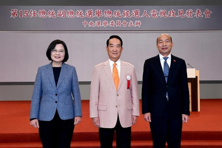 Semua kandidat presiden Taiwan berjanji untuk melindungi demokrasi pulau itu sambil memperdebatkan hubungan lintas selat