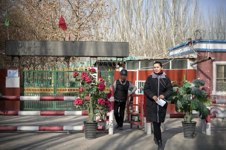 Saat menahan orang tua, China menyapih anak-anak dari Islam