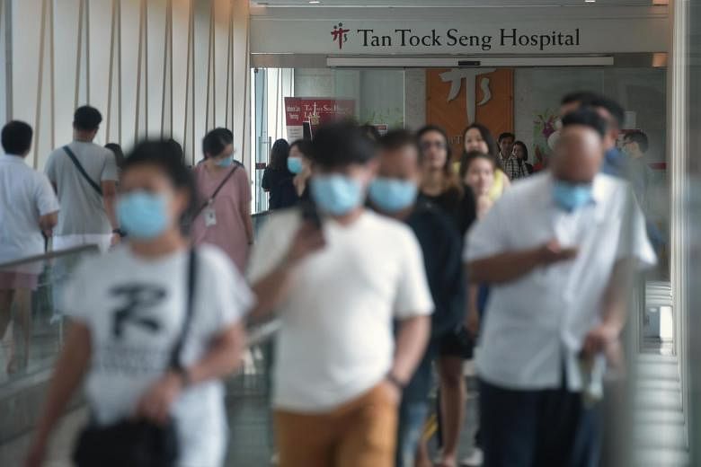 Coronavirus: Dokter, staf, dan pasien membatasi pergerakan di dalam satu rumah sakit