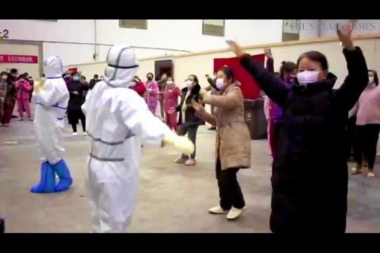 Pasien virus corona di Wuhan tetap semangat dengan menari