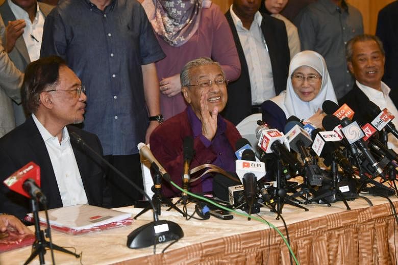 Mahathir menyalahkan Muhyiddin dan Anwar atas kejatuhan Pakatan Harapan