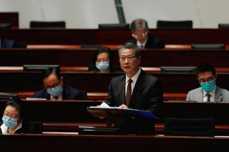 Hong Kong mengatakan tidak meniru Singapura dengan meminta pejabat tinggi menyumbangkan gaji untuk amal di tengah wabah virus corona