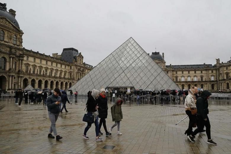 Coronavirus: Museum Louvre yang paling banyak dikunjungi di dunia di Paris ditutup karena kekhawatiran staf