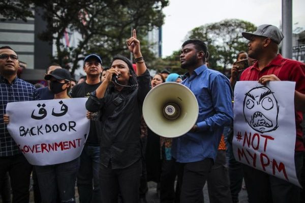 Para pengunjuk rasa berunjuk rasa di KL tengah atas pemerintah ‘pintu belakang’