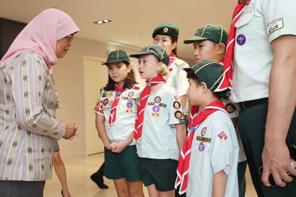 Pramuka dan Pembimbing menulis surat dorongan kepada petugas kesehatan