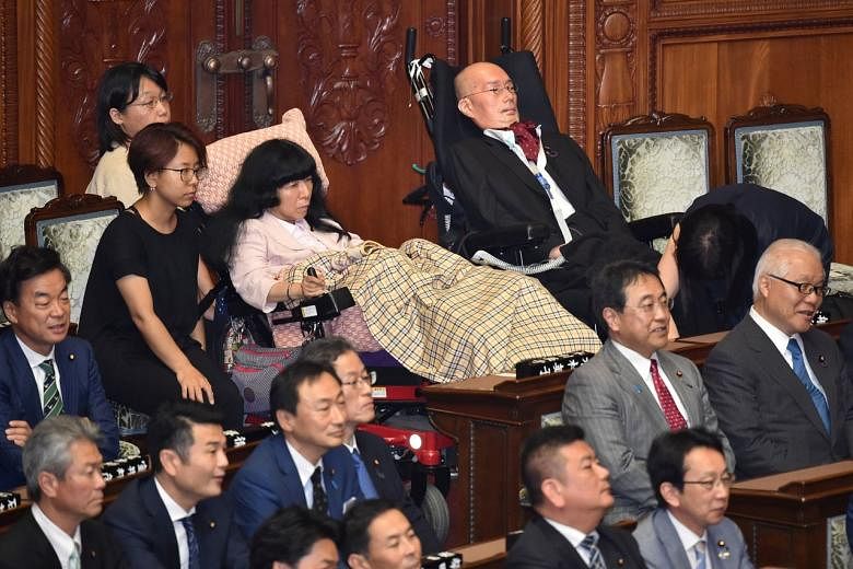 Anggota parlemen yang sangat cacat di Jepang melawan ‘tembus pandang’
