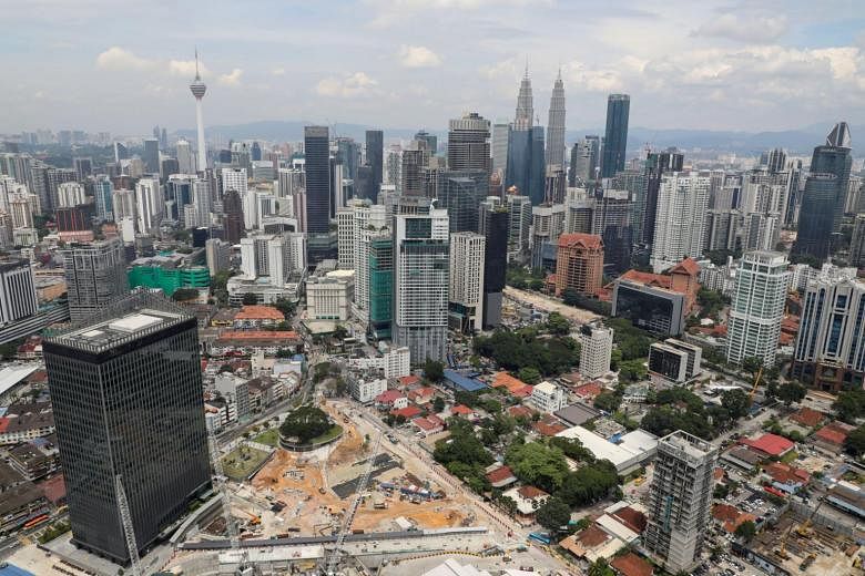 Pertumbuhan ekonomi Malaysia mencapai level terendah satu dekade karena virus corona menimbulkan risiko baru