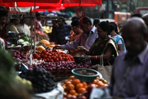 Mengipasi orang asing: Kolumnis Dawn