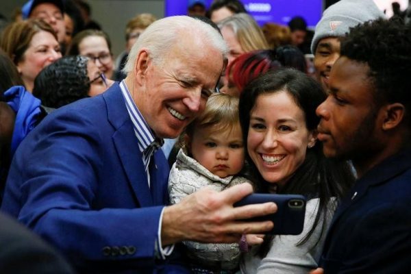 Mantan wakil presiden AS Joe Biden memenangkan pemilihan pendahuluan Carolina Selatan, menghidupkan kembali pencalonannya yang lesu