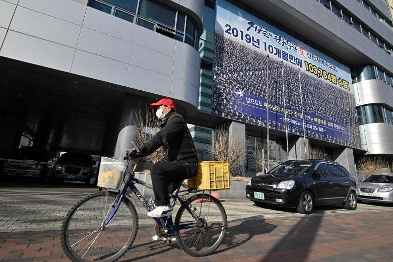 Para anggota gereja di pusat wabah virus korona Korea Selatan mengunjungi Wuhan: para pejabat