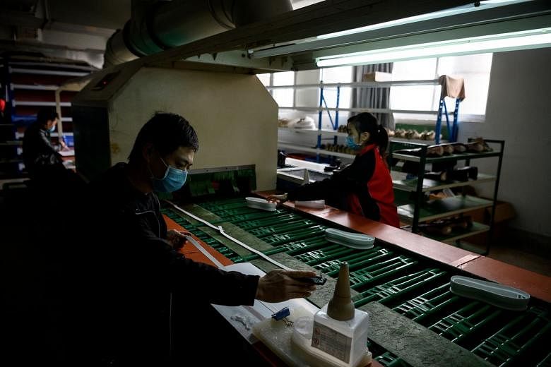 Satu pekerja pada satu waktu, pabrik-pabrik China yang dilanda virus kembali online