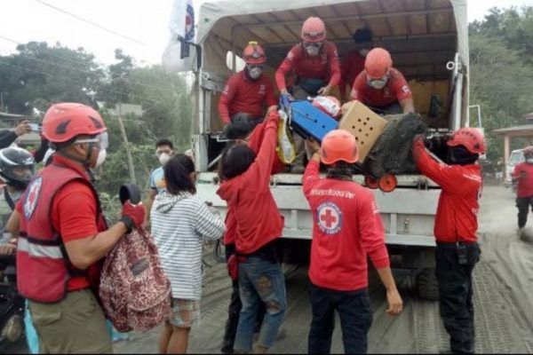 Palang Merah Singapura Berikan $ 67.000 untuk Korban Gunung Berapi Taal, Luncurkan Permohonan Publik untuk Sumbangan