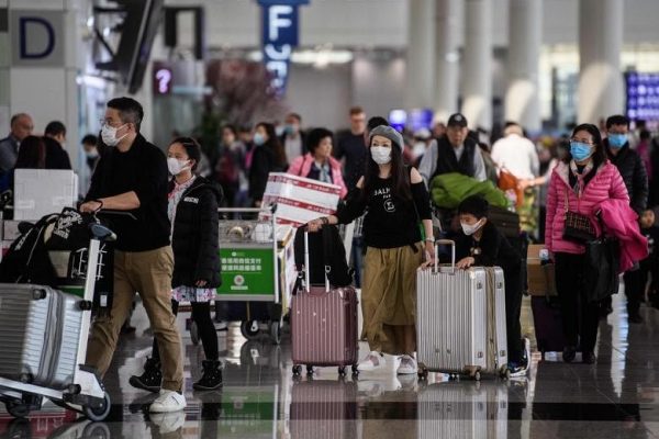 Pria dikarantina setelah tes positif awal pertama Hong Kong untuk virus Wuhan